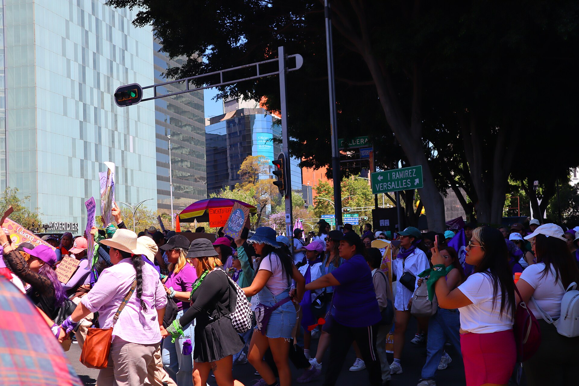 Mujeres marchando en la Ciudad de México el 8 de marzo de 2025