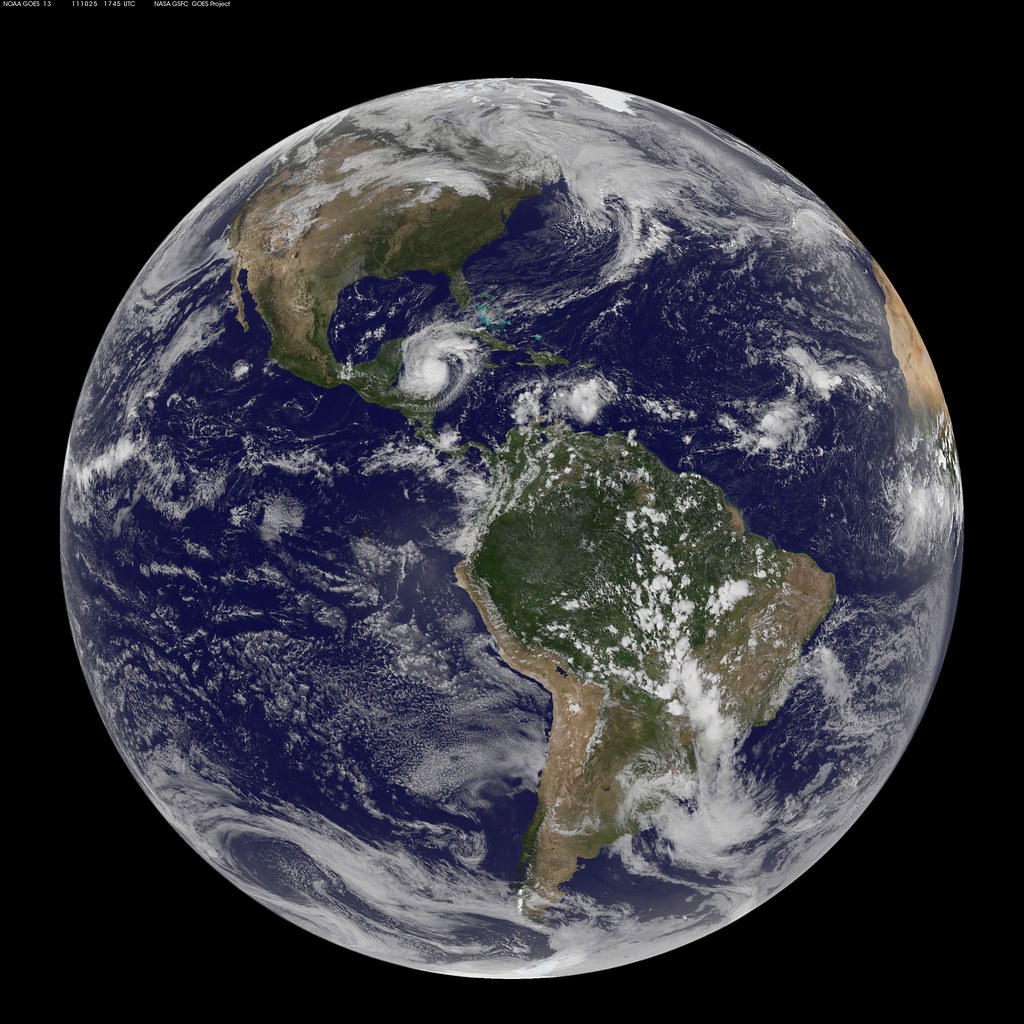 La Tierra vista desde el espacio, con Latinoamérica al centro